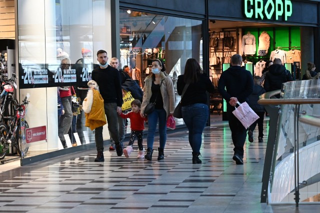 W sobotę, 20 lutego, nie brakowało klientów w Galerii Korona w Kielcach. Wielu skorzystało z ostatnich dni promocji, inni byli zainteresowani już nową, wiosenną kolekcją ubrań. Zobaczcie zdjęcia>>>