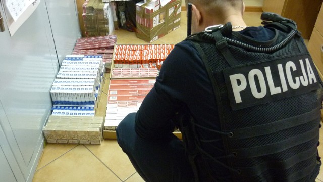 Oprócz papierosów, podczas przeszukania policjanci ujawnili gotówkę w kwocie ponad 20 tys. złotych.