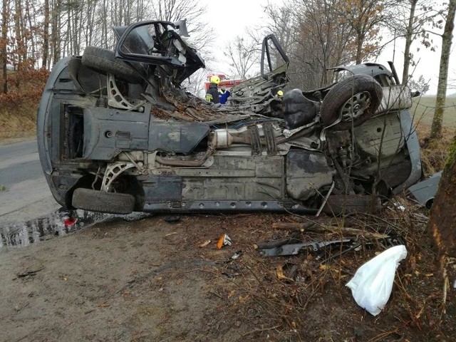 Śmiertelny wypadek w Kaliszu (gm. Dziemiany) 1.04.2018. Samochód BMW uderzył w drzewo na DW 235. Dwie osoby nie żyją