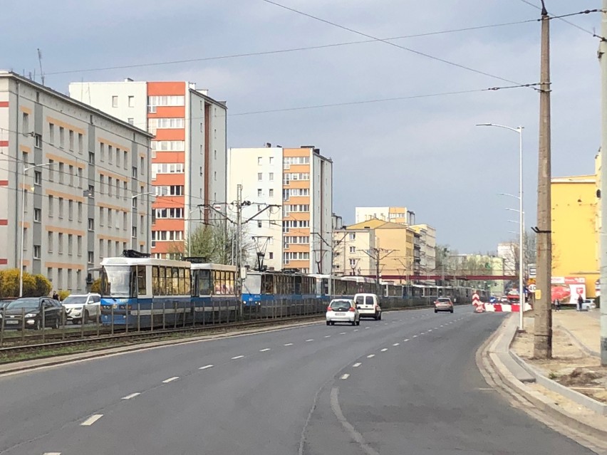 Zerwana trakcja na placu Legionów. Tramwaje utknęły na...