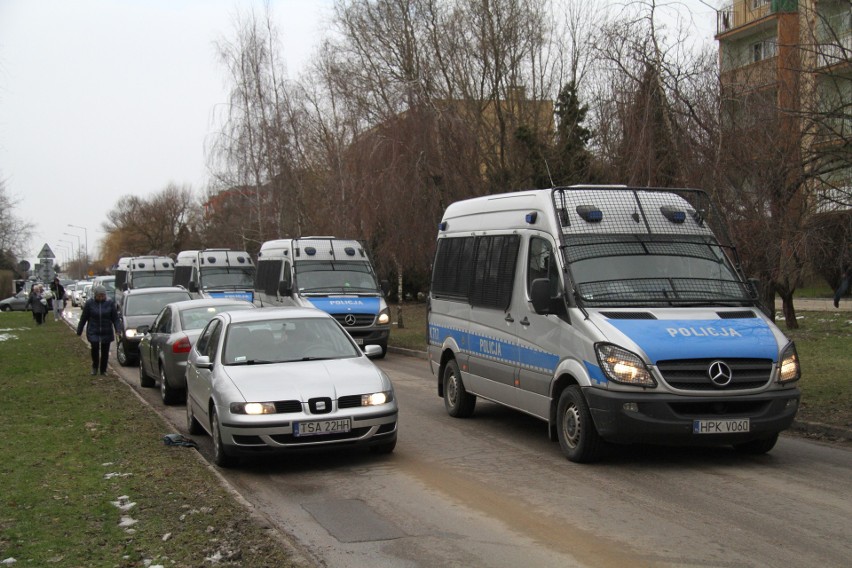 Ostatnie pożegnanie aspiranta Krzysztofa Węglińskiego z Tarnobrzega - policjanta, który zginął w wypadku jadąc na służbę  [ZDJĘCIA]