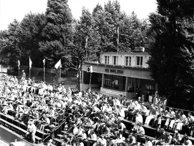 Rok 1975: trybuny kortu centralnego w czasie finału...