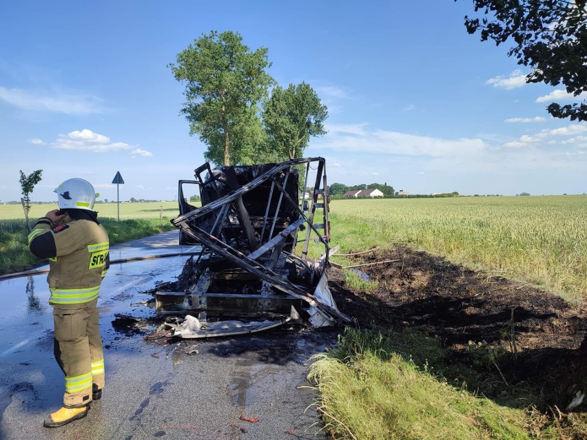 W gminie Łysomice doszczętnie spłonął samochód. Nikt z pasażerów nie odniósł obrażeń ZDJĘCIA