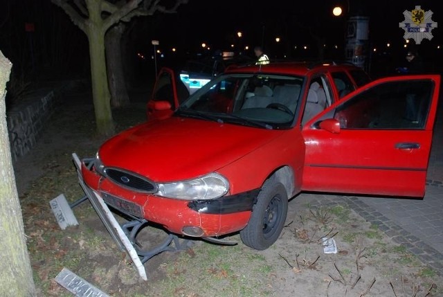 Kierowca podczas policyjnego pościgu rozbił auto i uciekł z miejsca kolizji pozostawiając rozbity samochód.