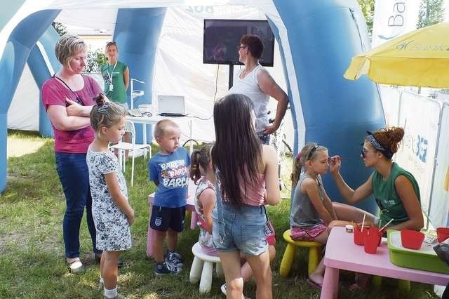 Piknik filmowy, który odbył się na terenie Nakielskiego Ośrodka Kultury, zgromadził wiele dzieci z rodzicami