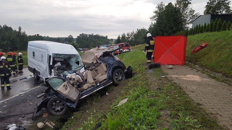 Tragedia na DK 28. Mężczyzna nie żyje, dwaj są ciężko ranni [ZDJĘCIA]