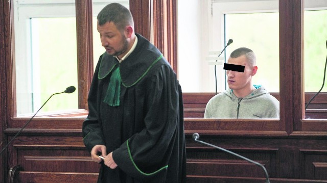 Adwokat Adam Rosiński podkreślał, że Maciek K. nie był dotąd karany, a kiedy nieumyślnie zaprószył ogień miał 17 lat, dlatego trzeba go przede wszystkim wychować, a nie karać.