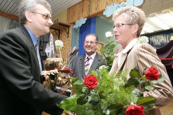 Adam Kufel, dyrektor II LO w Świeciu był  jedną z wielu osób składających gratulacje  Elżbiecie Wasiak. Na drugim planie Józef  Wasiak.