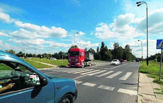 Przez skrzyżowanie ul. Maratońskiej i ul. Sanitariuszek przejeżdza codziennie sporo samochodów.