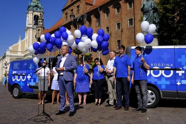 W Toruniu wojewoda kujawsko-pomorski Mikołaj Bogdanowicz rozpoczął dziś inaugurację regionalnej akcji informacyjnej programu "Rodzina 500+". Wnioski o świadczenie na pierwsze dziecko w formie elektronicznej będą przyjmowane już od 1 lipca. W wersji elektronicznej wnioski o 500 plus można składać za pośrednictwem m.in. za pośrednictwem ministerialnego Portalu Informacyjno-Usługowego Emp@tia, bankowości elektronicznej oraz portalu ePUAP.500 plus na pierwsze dziecko. Jak złożyć wniosekNowosciTorun