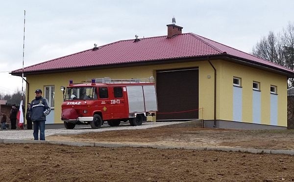 W Kosowie wreszcie jest imponująca świetlica. Powstało też boisko.