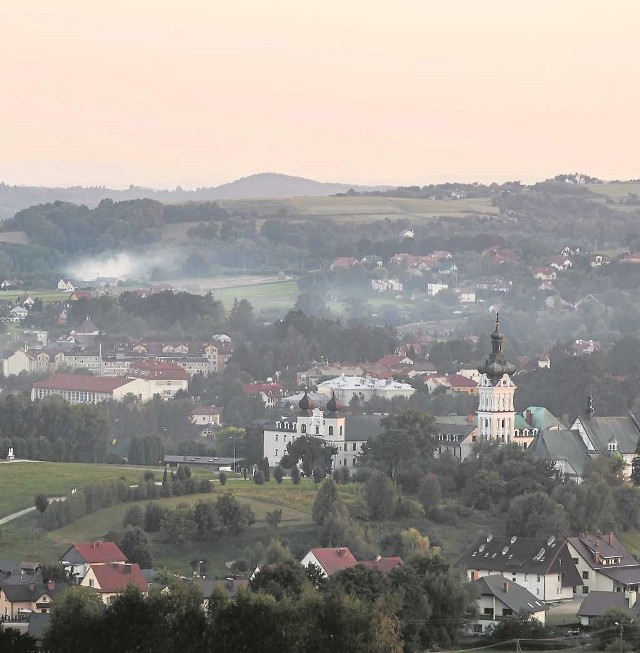 Na jakość powietrza w Tuchowie wpływa duża liczba budynków ogrzewanych węglem oraz lokalizacja miasta w kotlinie