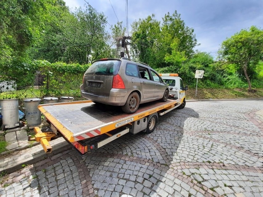 Kolejne wraki znikają z ulic i parkingów Przemyśla [ZDJĘCIA]