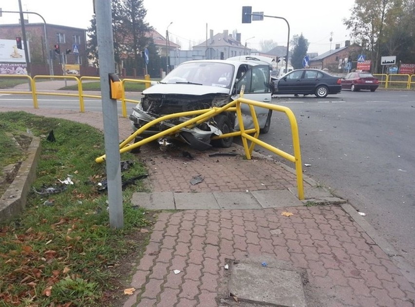 Kierowca bmw wymusił pierwszeństwo i wylądował na barierkach [zdjęcia]