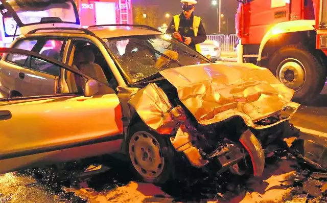 Pijana kobieta w ciąży roztrzaskała auto w centrum Stalowej Woli.