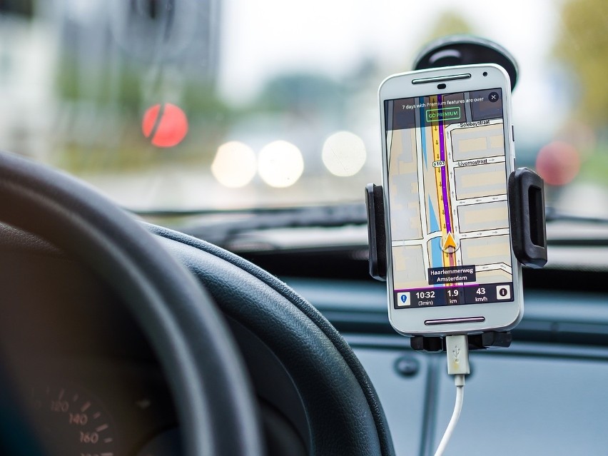 Większość samochodów służbowych ma wbudowane GPS-y...