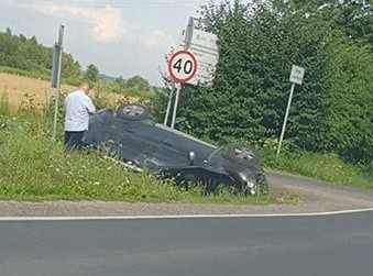 Samochód przewrócił się i wpadł do rowu