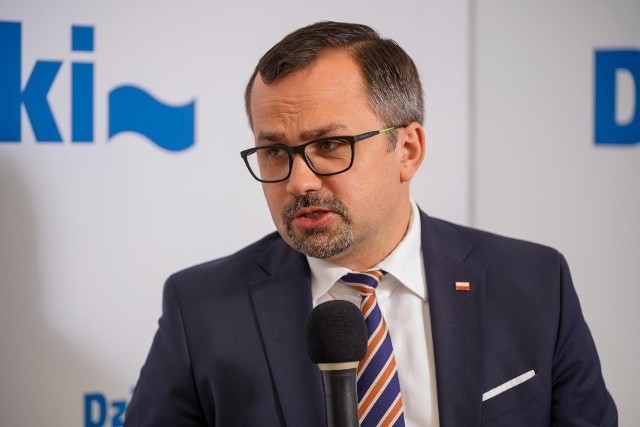 Wiceminister Marcin Horała komentuje temat KPO i funduszy europejskich