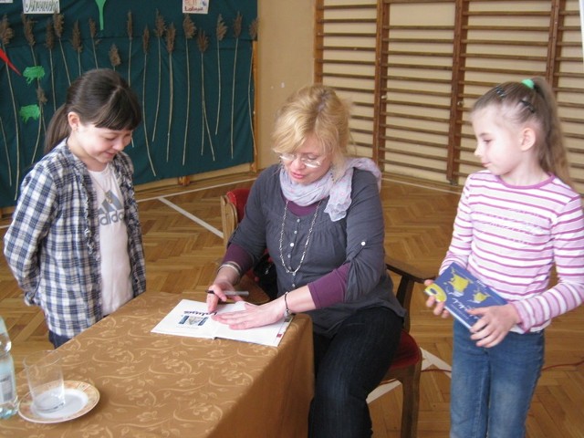 Uczniów w Odrzywole odwiedziła pisarka Beata Ostrowicka. Była okazja, by podpisać książkę.
