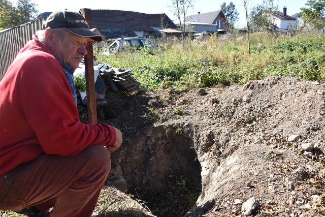 Tadeusz Iwaniec przy wykopie, który dał początek zaskakującemu znalezisku. Niewypały leżały niespełna pół metra pod ziemią
