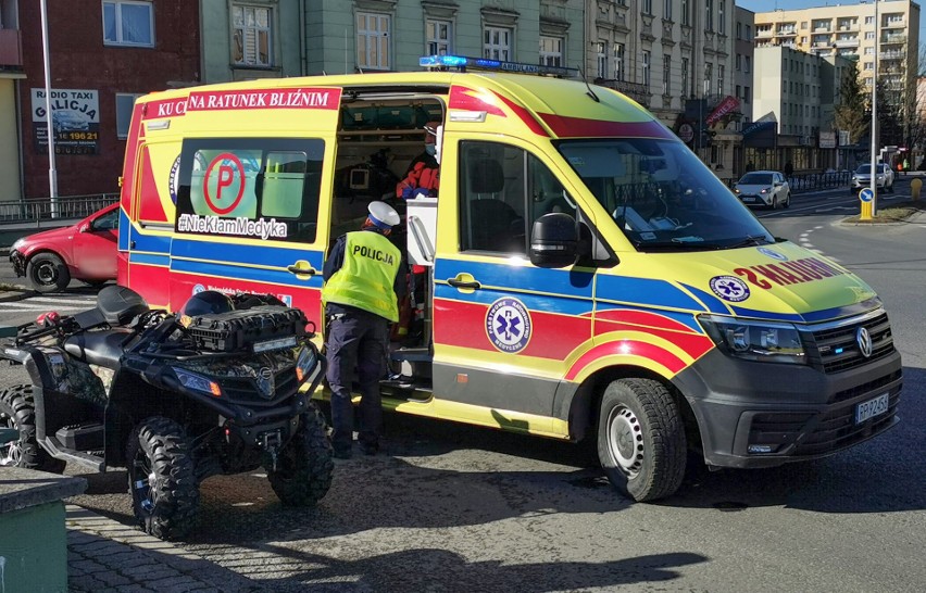 Zderzenie opla z quadem na ul. Borelowskiego w Przemyślu. Do szpitala trafił 64-latek [ZDJĘCIA]