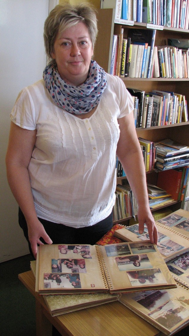 W bibliotece znajdują się pamiątki po Janinie Komierowskiej. Album ze zdjęciami pokazuje Grażyna Kędzierska.