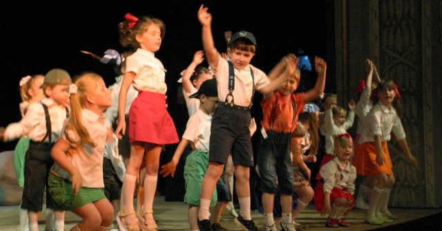 Na zdjęciu pierwsza grupa najmłodszych aktorów w wieku od czterech do siedmiu lat w spektaklu "Mała księżniczka&#8221;