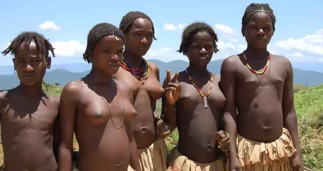 Dla wielu Afrykanek, jak tych z etiopskiego plemienia Konzo, odsłanianie piersi nie jest rzeczą wstydliwą.