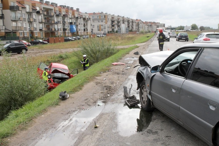 Czołowe zderzenie na Buforowej. Auto aż wpadło do rowu 