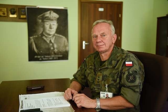 Na pierwszym planie dowódca 6 sog płk Tadeusz Steć. W tle patron jednostki płk Tadeusz Zieleniewski