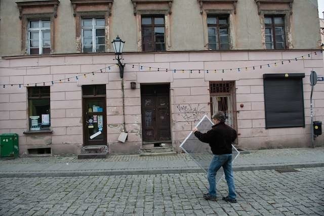 Kolorowe żarówki denerwują mieszkańców ul. Ślusarskiej. Przez to ich zdaniem wyłączone są uliczne latarnie