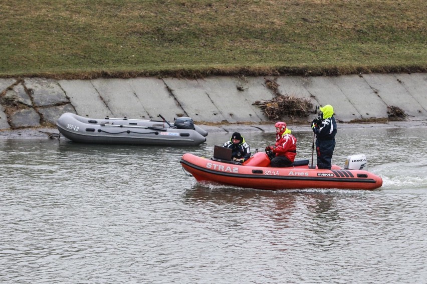 Wczoraj strażacy i policjanci z psem wyszkolonym do...