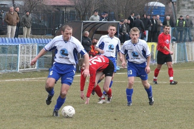 Artur Ludew (z piłką) kapitan Szydłowianki, najbardziej doświadczony piłkarz tej drużyny. 