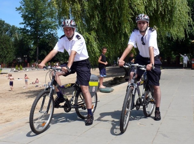 W czwartek teren wokół zalewu na Borkach patrolowali na rowerach strażnicy miejscy (od lewej) Hubert Krawczyk i Piotr Stępień.