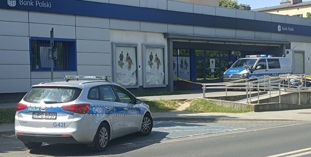 46-letni agresor z Tychów, który wszczął awanturę w banku w Oświęcimiu jest podejrzany o uszkodzenie ciała interweniujących policjantów oraz naruszenie ich nietykalności