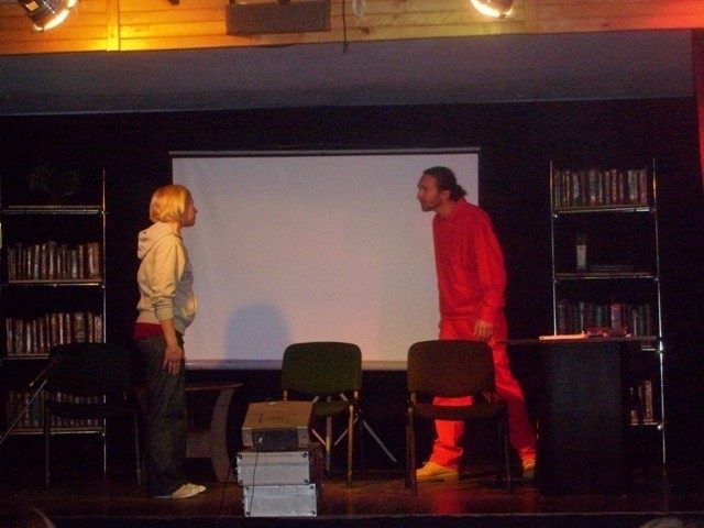 Na scenie białobrzeskiego domu kultury wystąpili aktorzy łódzkiego teatru Zwierciadło.