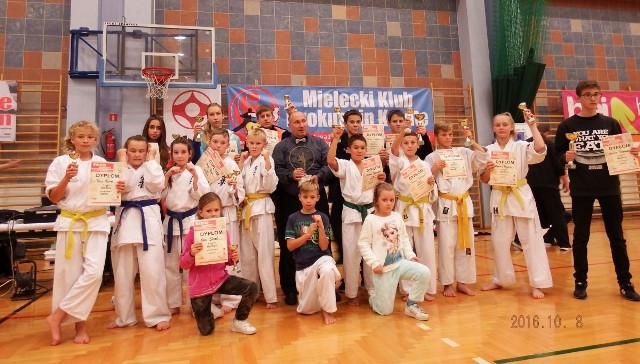 Najmłodsi karatecy tarnobrzeskiego klubu zaimponowali podczas turnieju w Mielcu.