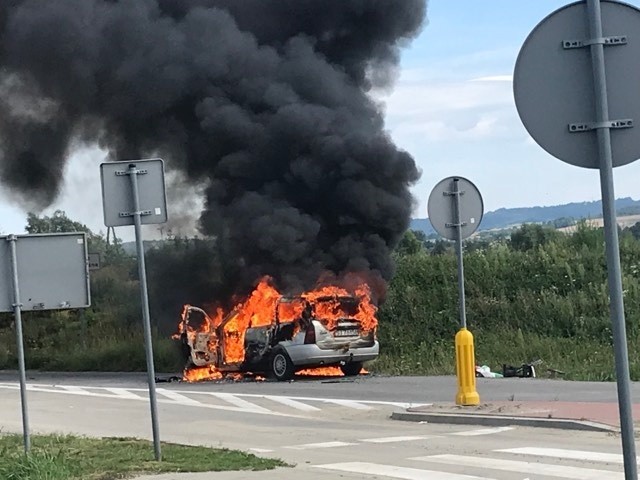 Roztoka. Samochód zapalił się w trakcie jazdy i doszczętnie spłonął [ZDJĘCIA, WIDEO]
