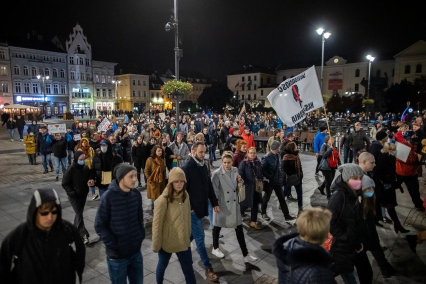 Protestujący w Bydgoszczy w ramach akcji "Ani jednej więcej"...