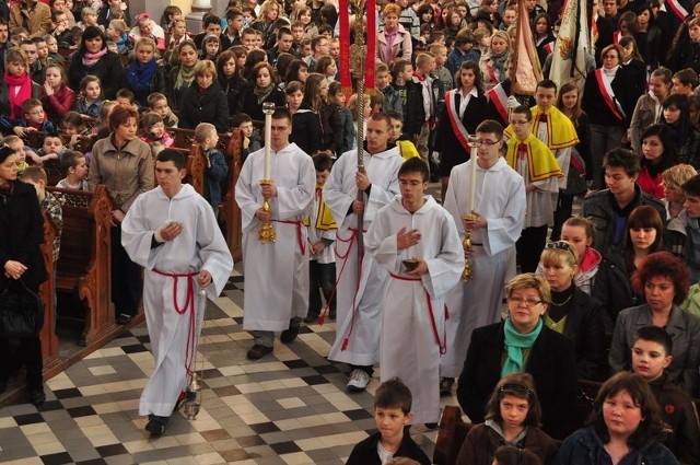 Cała katedra zapełniła się w poniedziałek uczniami, którzy modlili się za poległych.