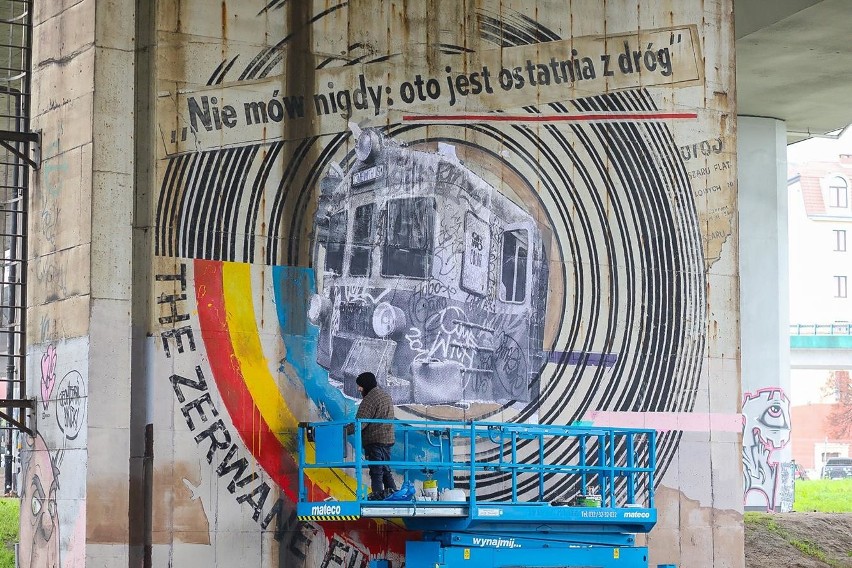 Mural Lumpa wspiera historię niezwykłego pociągu. Street art pod Trasą Zamkową