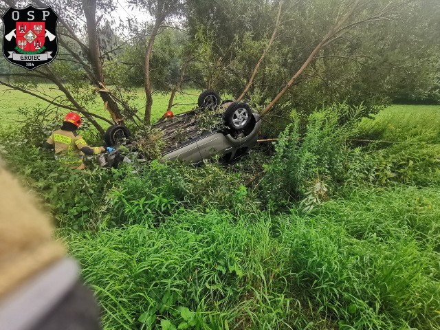 Dachowanie samochodu w Nieporazie. Auto wylądowało na drzewie