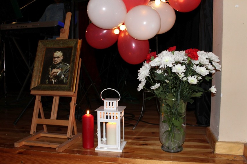 W Barwicach Dzień Niepodległości uczcili balem [zdjęcia]