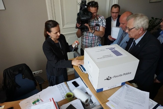 Poznań: Przynieśli petycję prezydentowi. Nie chcą płacić za zakup pojemników na bioodpady