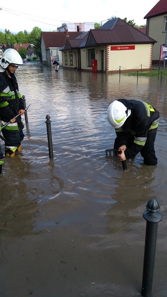Ulice w centrum Wieliczki znalazły się pod wodą