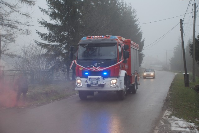 Strażacy ochotnicy z Kozubowa mają nowy samochód. Jego koszt to ponad 770 tysięcy złotych.