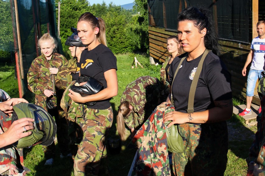 Piłkarki ręczne Korony Handball Kielce zakończyły sezon ...paintballem. Śmiechu było co niemiara