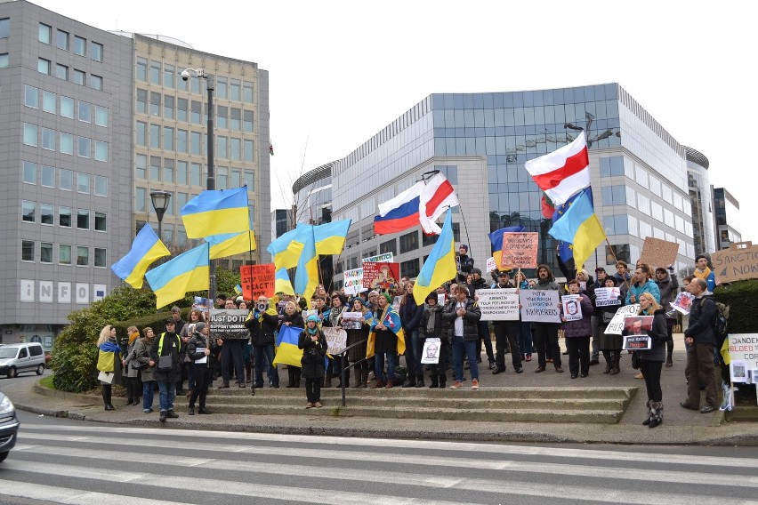 Manifestacja przed budynkiem Rady UE w Brukseli ws. sytuacji na Ukrainie