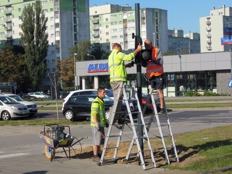 Nowa sygnalizacja świetlna za 250 tys. zł u zbiegu Aleksandrowskiej i Traktorowej [zdjęcia]