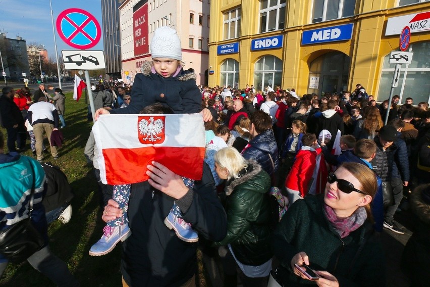 Radosna Parada Niepodległości przeszła przez Wrocław [ZDJĘCIA]